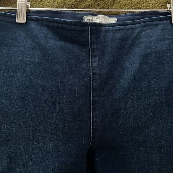 Free People We the Free Gummy Flared Leg Mid Rise Pull-On Stretch Jeans Sz 31 - Picture 5 of 6